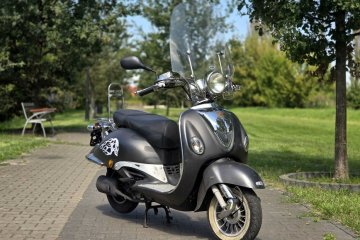 Klasyczny skuter z szerokim kierownikiem oraz szybą AGM RETRO 50 4T