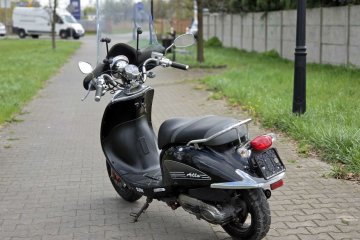Klasyczny motorower skuter z szerokim kierownikiem i szybą SYM Allo 50