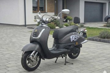 Skuter klasyczny z szerokim kierownikiem AGM Grand Reto 50 4T