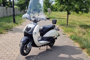 Skuter motorower Grand Retro z szerokim kierownikiem i wysoką szybą